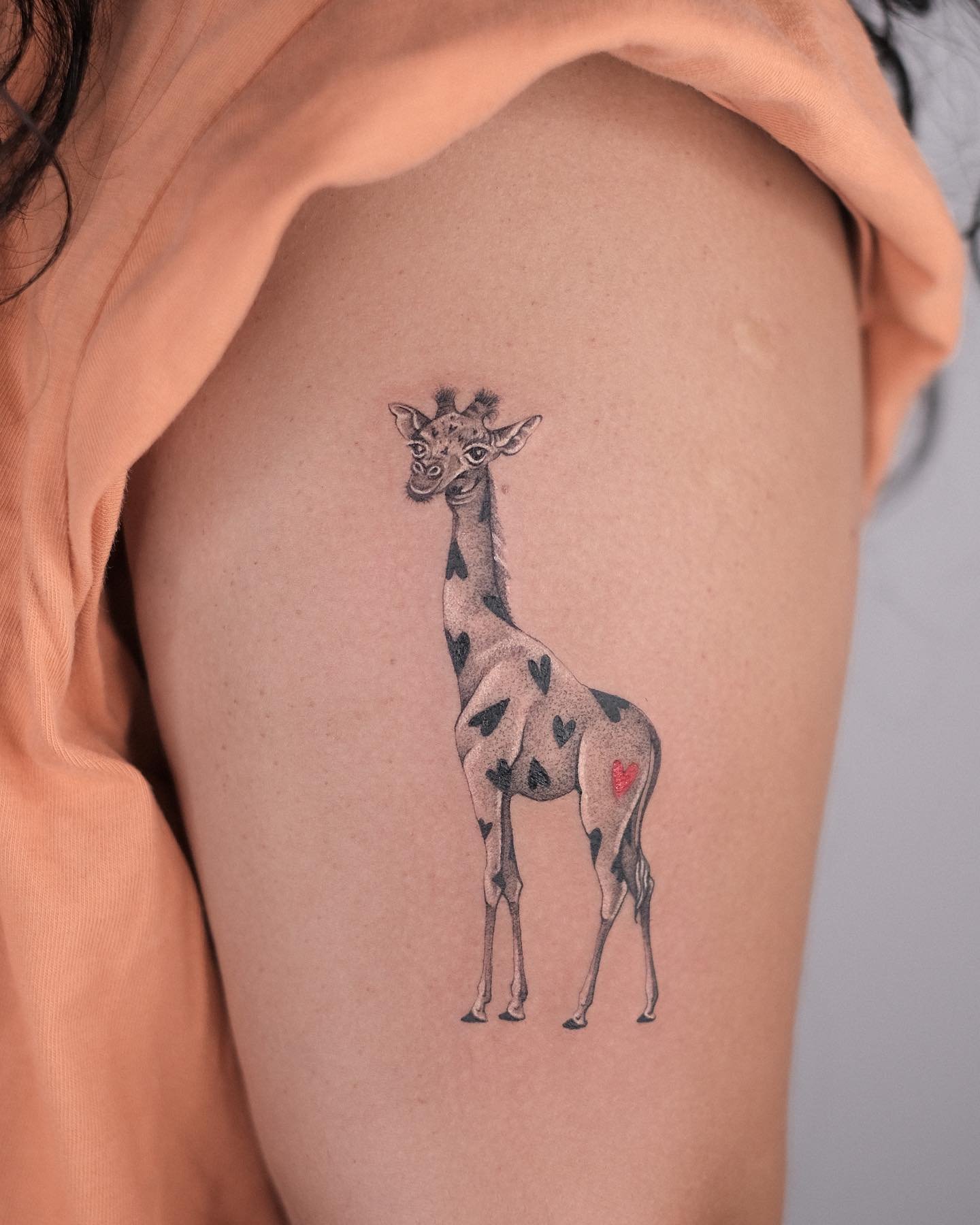 Giraffe tattoo on the arm by kaplan.tattooing