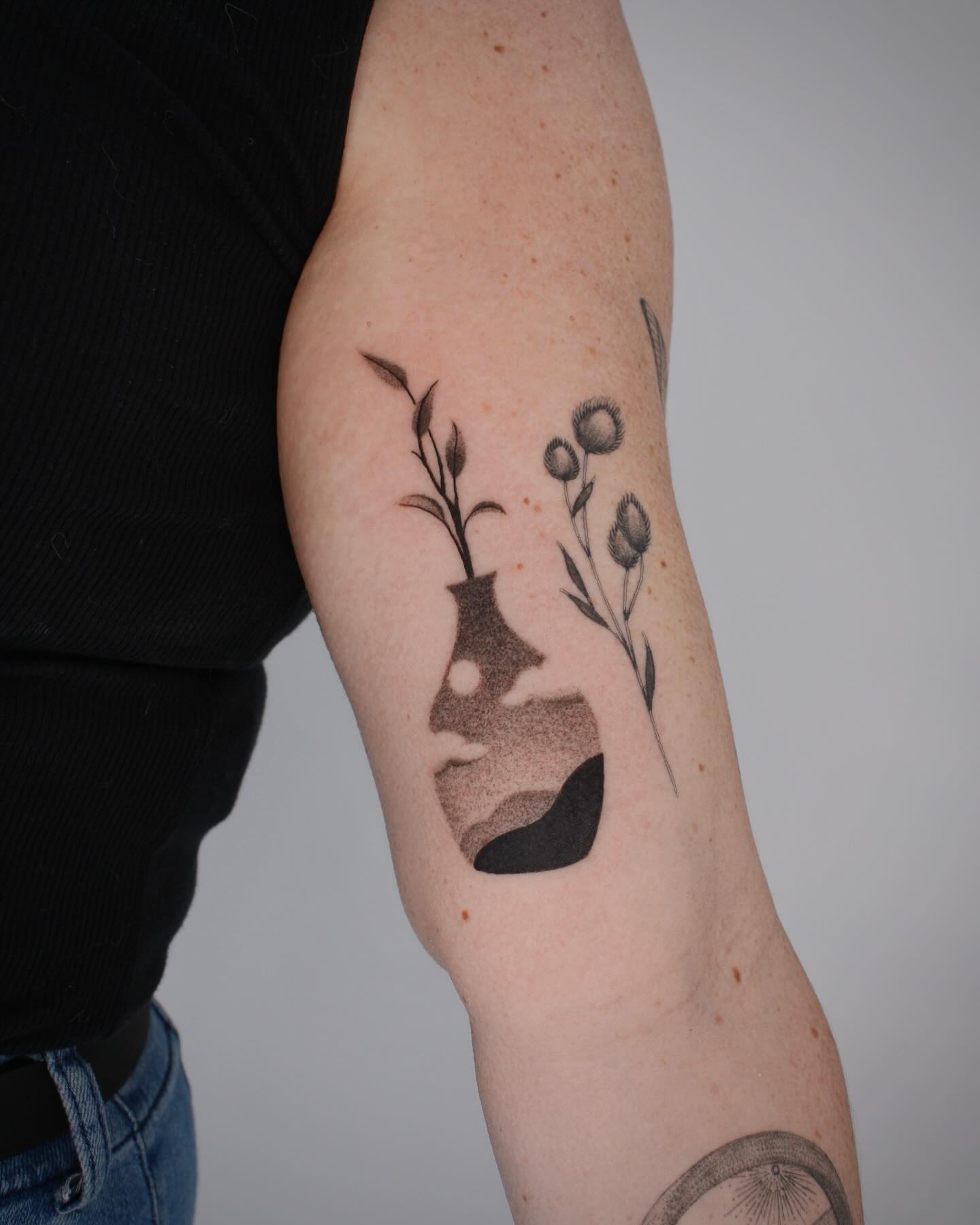 Minimalistic vase tattoo by ginseng.ink