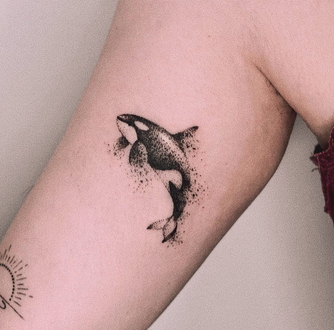 Minimal whale design by queenie tattoo ist